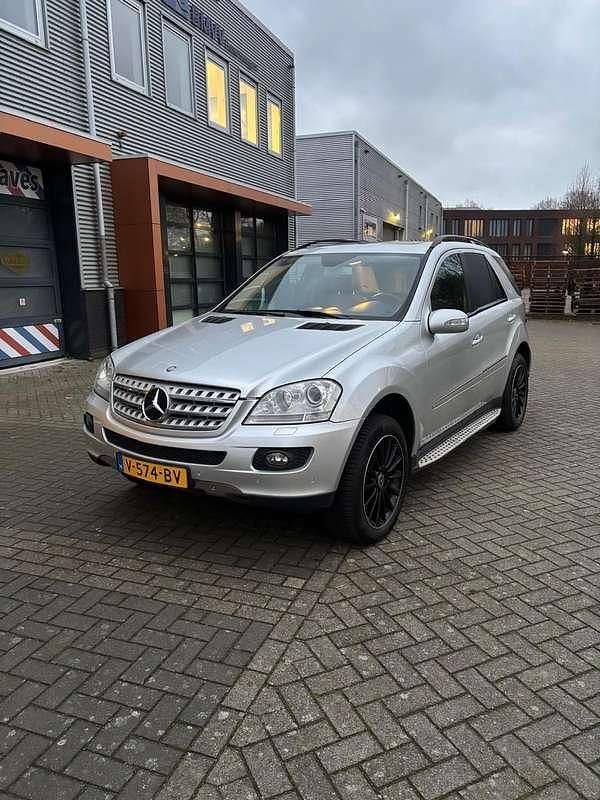 Zilver Gebruikt 2007 Mercedes ML420 Edition 1 SUV | € 8.000 (Duur) - Afbeelding 1/4