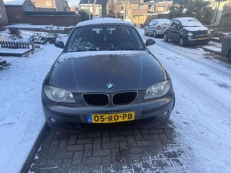Grijs Occasion 2005 BMW 118 Hatchback | € 2.500 (Eerlijke prijs) - Afbeelding 1/4