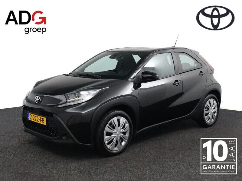 Zwart Gebruikt 2024 Toyota Aygo Play Hatchback | € 18.950 (Eerlijke prijs) - Afbeelding 1/4