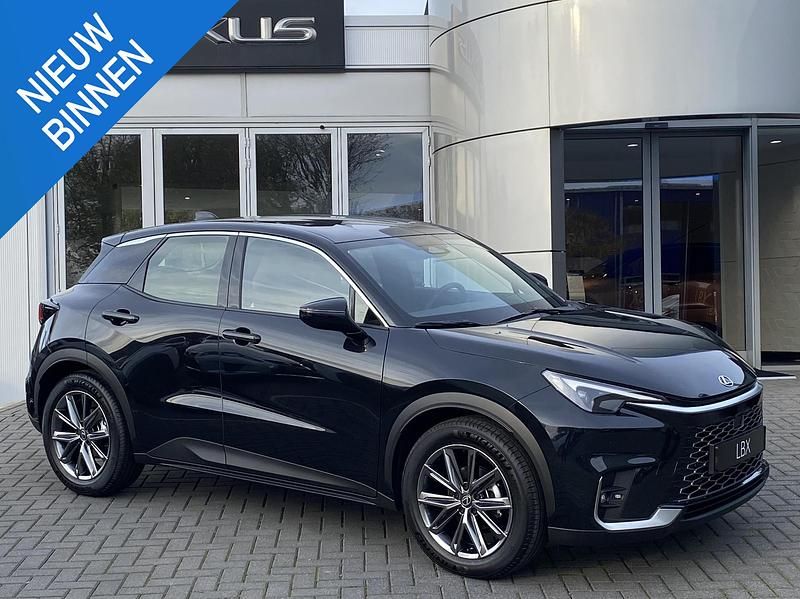 Zwart Nieuw 2025 Lexus LBX SUV | € 46.985 (Duur) - Afbeelding 1/4