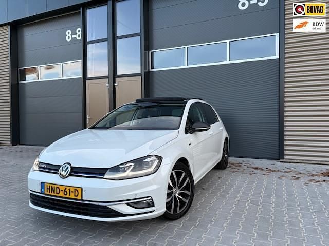 Wit (metallic) Occasion 2019 VW Golf VII Hatchback | € 18.250 (Super prijs) - Afbeelding 1/4