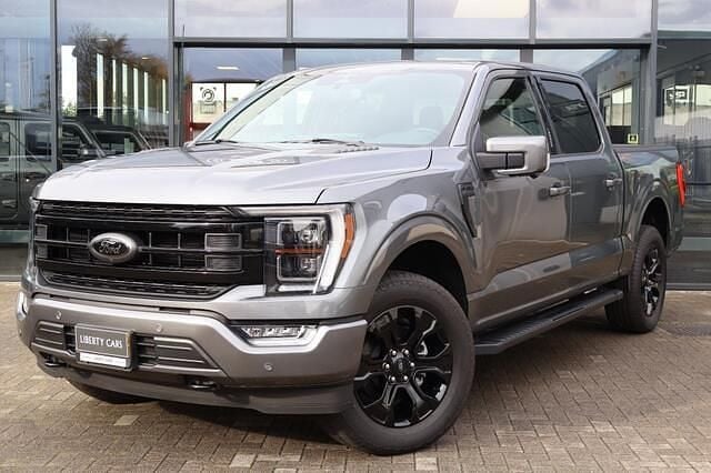Grijs Gebruikt 2024 Ford V8 Lariat Van | € 74.950 - Afbeelding 1/4