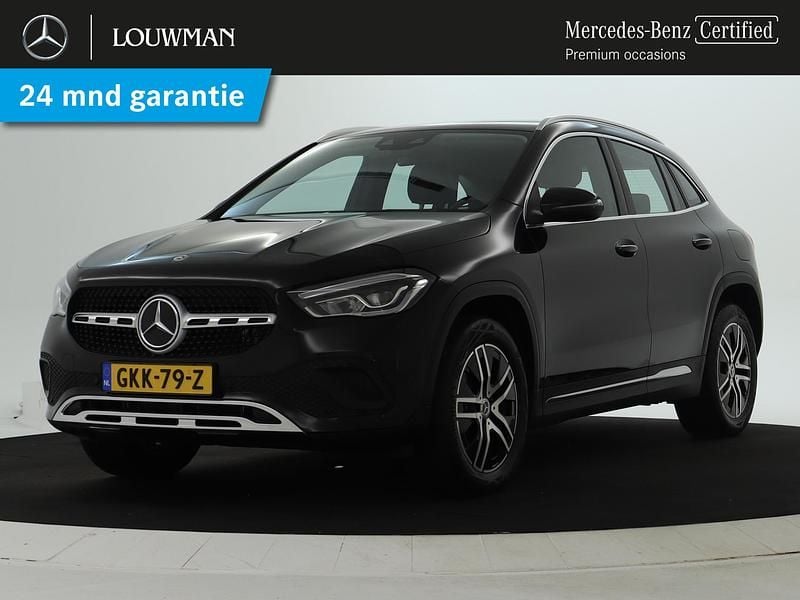 Kosmoszwart metaalkleur metallic Gebruikt 2023 Mercedes GLA250 Luxury SUV | € 40.750 (Goede deal) - Afbeelding 1/4