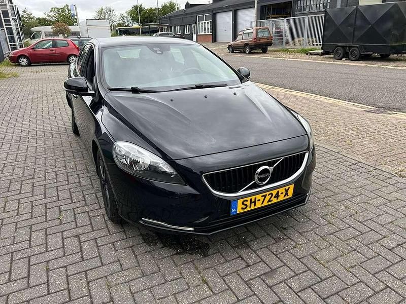 Zwart Gebruikt 2017 Volvo V40 R-Design Stationwagen | € 5.450 - Afbeelding 1/4