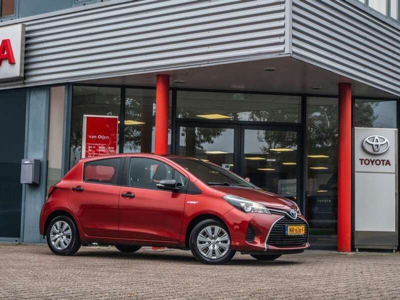 Rood, metallic lak Gebruikt 2014 Toyota Yaris Hybrid Comfort Hatchback | € 11.995 (Eerlijke prijs) - Afbeelding 1/4