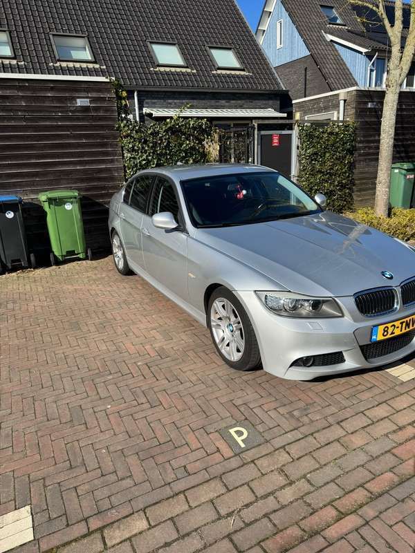Grijs Gebruikt 2012 BMW 318 Sedan | € 8.950 (Eerlijke prijs) - Afbeelding 1/4