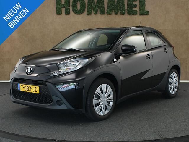 Zwart Gebruikt 2023 Toyota Aygo Play Hatchback | € 16.750 (Eerlijke prijs) - Afbeelding 1/4