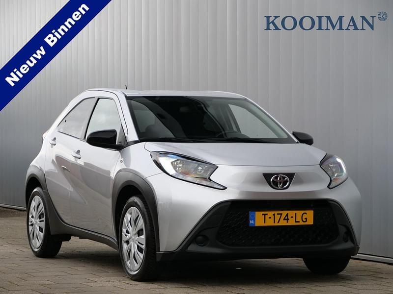 Grijs Gebruikt 2023 Toyota Aygo Play Hatchback | € 15.495 (Goede deal) - Afbeelding 1/4