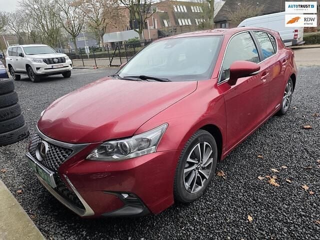 Rood (metallic) Occasion 2018 Lexus CT200h Business Edition Hatchback | € 16.940 (Goede deal) - Afbeelding 1/2
