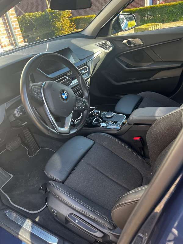 Blauw Gebruikt 2022 BMW 118 Executive Hatchback | € 23.000 (Eerlijke prijs) - Afbeelding 1/4