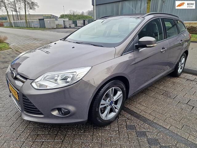 Grijs (metallic) Occasion 2013 Ford Focus Stationwagen | € 2.499 (Super prijs) - Afbeelding 1/4