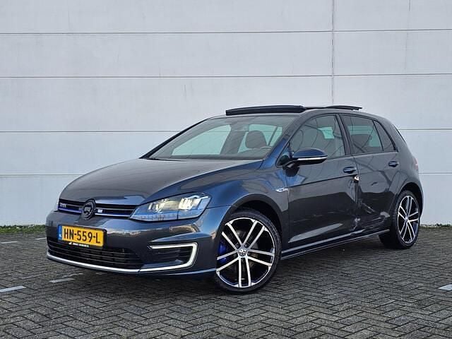 Zwart (metallic) Occasion 2015 VW Golf VII GTE Hatchback | € 6.950 (Super prijs) - Afbeelding 1/4