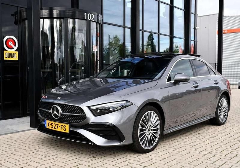 Grijs Gebruikt 2023 Mercedes A250 AMG line Sedan | € 37.850 (Iets duurder) - Afbeelding 1/4