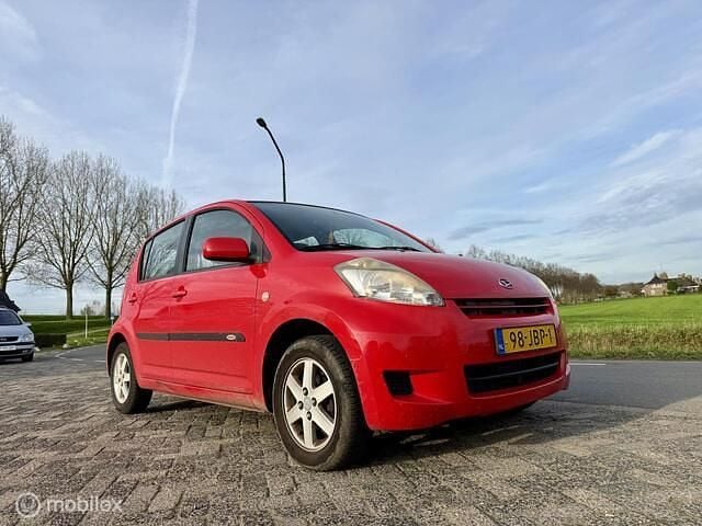 Occasion Daihatsu Sirion 69 PK (50 kW) 2009 Rood Hatchback