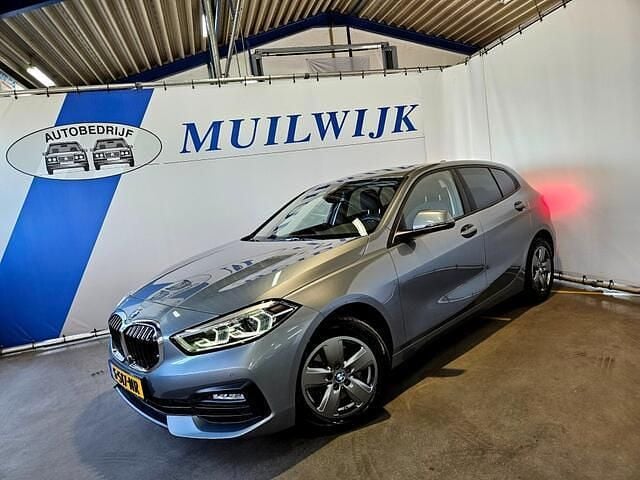 Grijs Gebruikt 2023 BMW 118 Basis Hatchback | € 25.750 (Goede deal) - Afbeelding 1/4