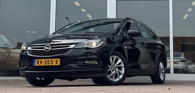 Zwart Gebruikt 2016 Opel Astra Innovation Stationwagen | € 6.444 (Eerlijke prijs) - Afbeelding 1/3