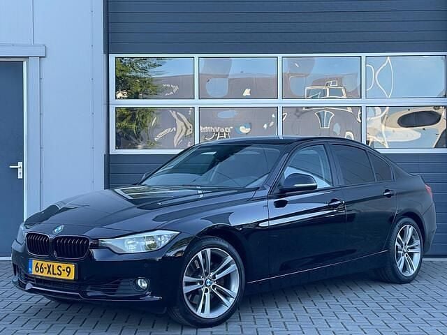 Zwart Gebruikt 2012 BMW 328 Executive Sedan | € 12.950 (Eerlijke prijs) - Afbeelding 1/4