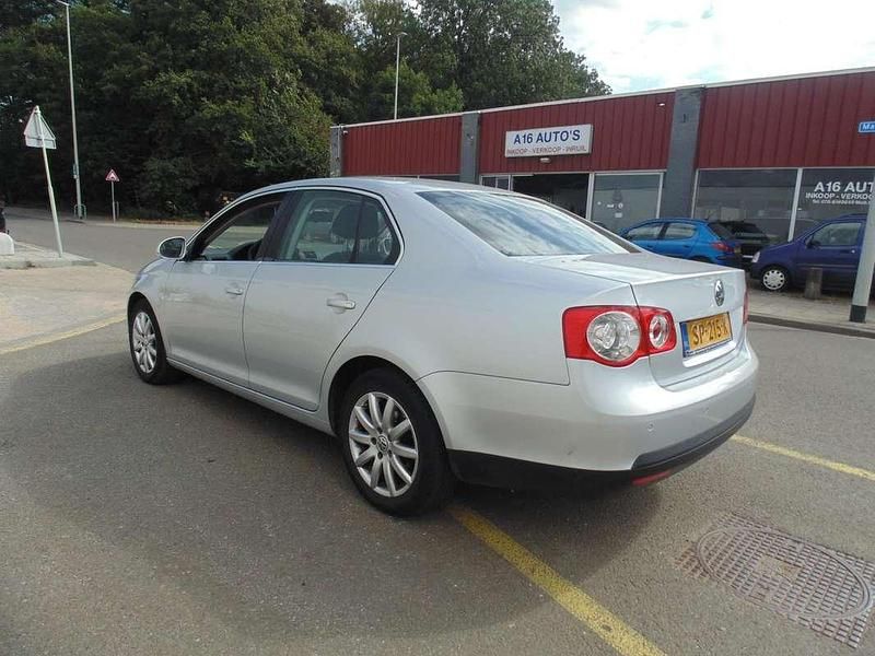 Occasion VW Jetta Comfortline 102 PK (75 kW) 2006 Grijs, metallic lak Sedan