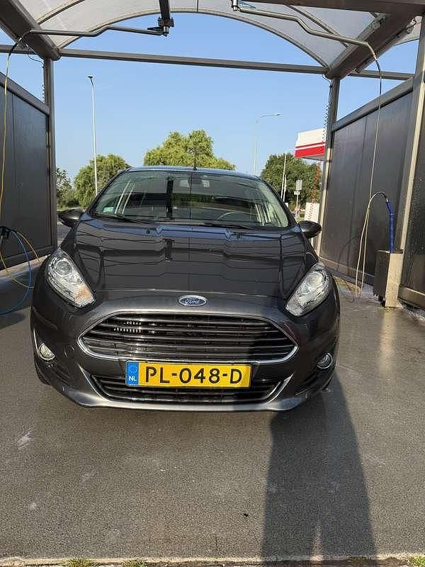 Grijs Gebruikt 2016 Ford Fiesta Hatchback | € 4.950 (Goede deal) - Afbeelding 1/4