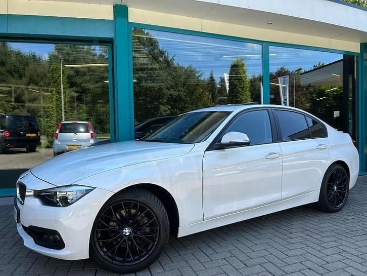 Wit, andere lak Gebruikt 2016 BMW 320 M Sport Sedan | € 19.900 (Goede deal) - Afbeelding 1/4