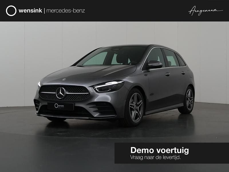 Grijs Gebruikt 2025 Mercedes B180 AMG line MPV | € 49.900 (Eerlijke prijs) - Afbeelding 1/4