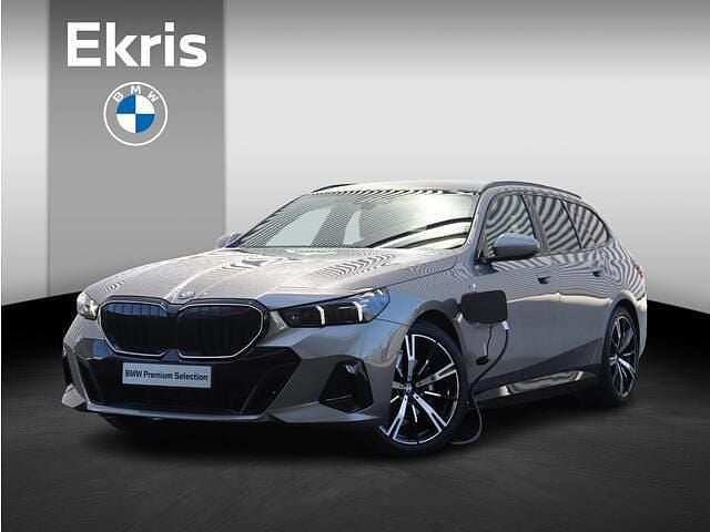 Grijs Gebruikt 2025 BMW 530e M Sport Stationwagen | € 90.249 - Afbeelding 1/4
