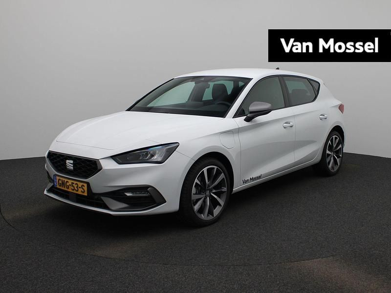 Wit Occasion 2024 Seat Leon FR Hatchback | € 32.944 (Duur) - Afbeelding 1/4