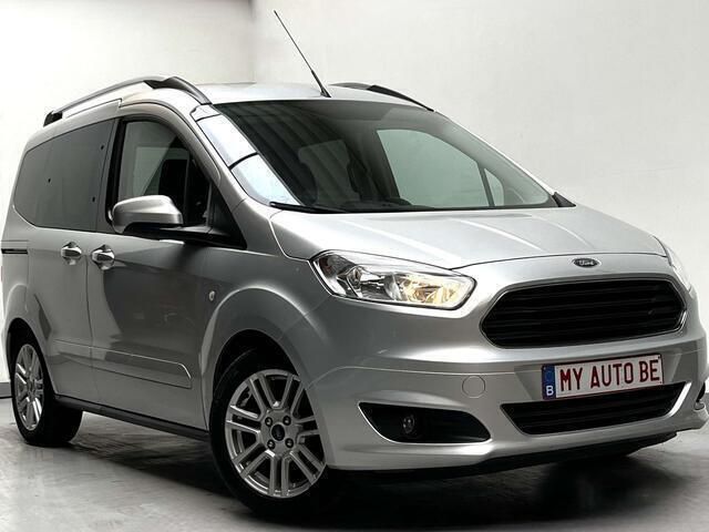 Grijs Gebruikt 2018 Ford Tourneo Courier Titanium MPV | € 6.499 - Afbeelding 1/4