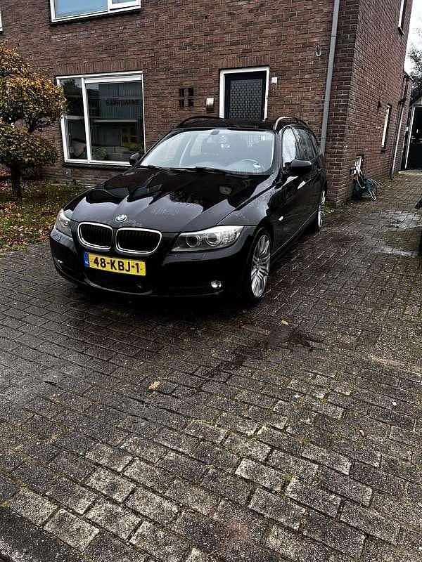 Zwart Occasion 2009 BMW 316 Stationwagen | € 1.000 (Super prijs) - Afbeelding 1/4