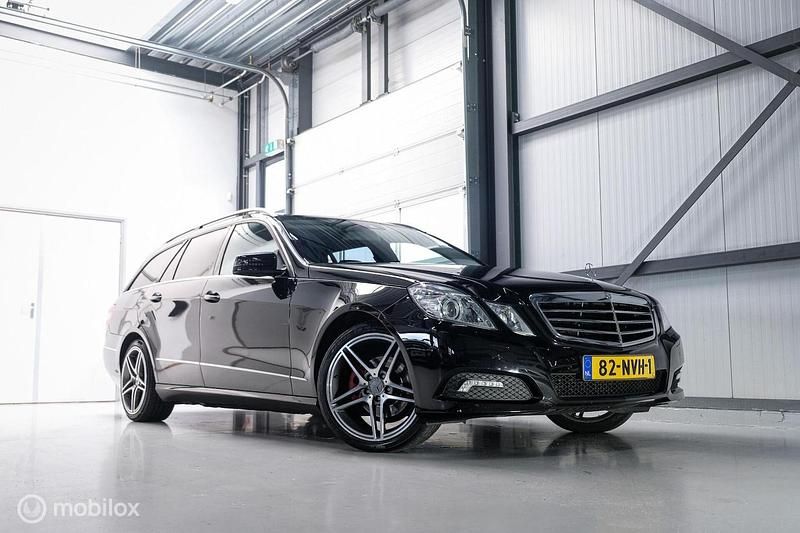 Zwart Gebruikt 2010 Mercedes E200 AMG Stationwagen | € 6.990 (Eerlijke prijs) - Afbeelding 1/4