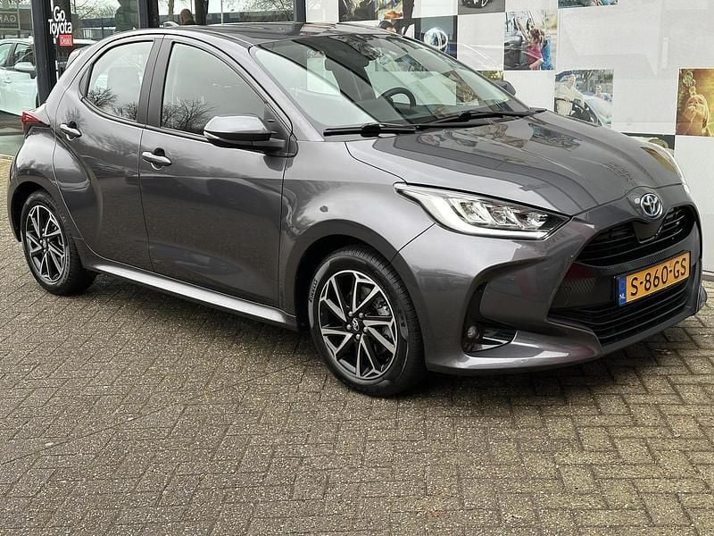 Occasion Toyota Yaris Hybrid 116 PK (85 kW) 2023 Grijs, metallic lak Hatchback