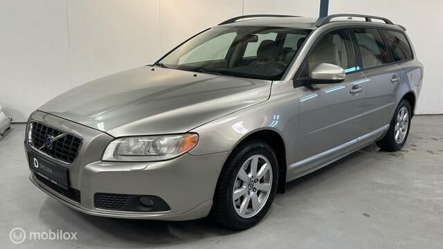 Beige, metallic lak Gebruikt 2007 Volvo V70 Momentum Stationwagen | € 12.945 (Iets duurder) - Afbeelding 1/4