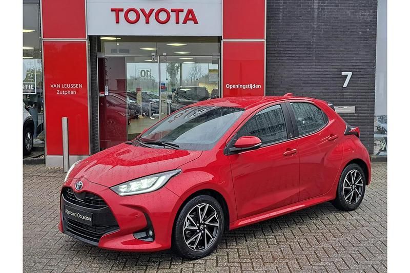Rood Gebruikt 2022 Toyota Yaris Hybrid Hatchback | € 22.999 (Iets duurder) - Afbeelding 1/1