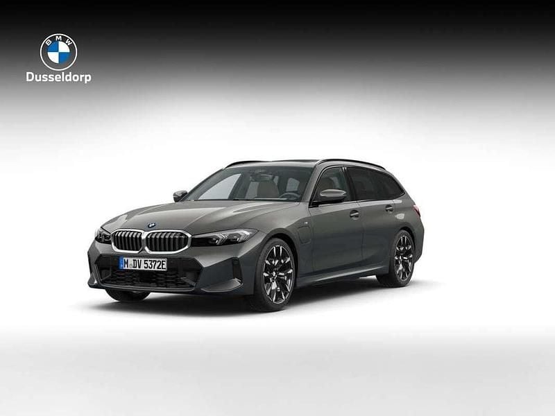 Grijs Nieuw 2025 BMW 330e M Sport Stationwagen | € 75.961 (Iets duurder) - Afbeelding 1/4