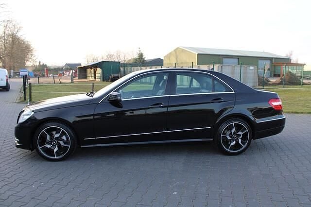 Zwart (metallic) Occasion 2012 Mercedes E200 Avantgarde Sedan | € 10.800 (Eerlijke prijs) - Afbeelding 1/3