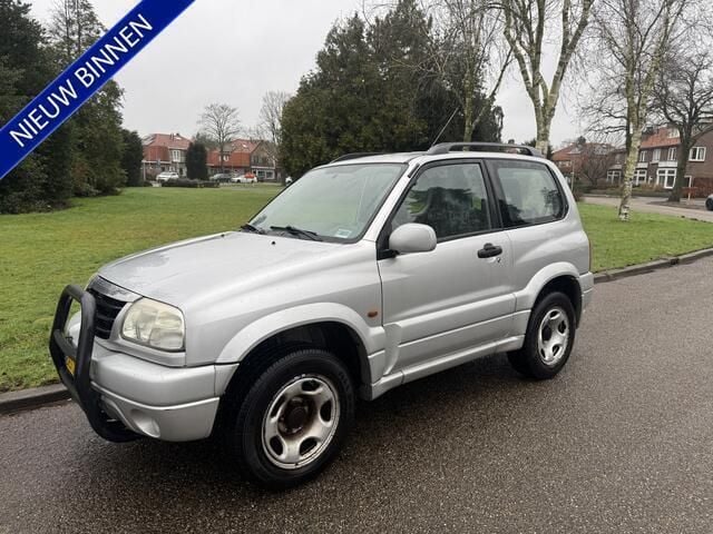 Grijs Gebruikt 2003 Suzuki Grand Vitara SUV | € 5.443 (Eerlijke prijs) - Afbeelding 1/4