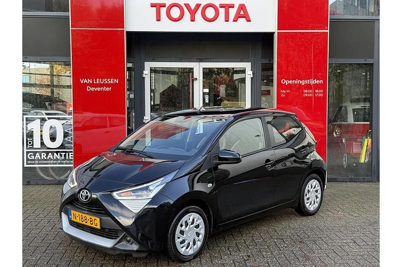 Zwart Gebruikt 2021 Toyota Aygo X X-play SUV | € 13.299 - Afbeelding 1/1