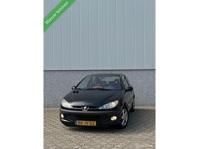 Zwart Gebruikt 2002 Peugeot 206 Premium Hatchback | € 1.450 (Eerlijke prijs) - Afbeelding 1/4
