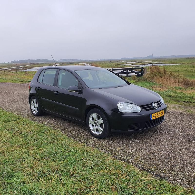 Zwart (metallic) Gebruikt 2006 VW Golf IV Hatchback | € 2.150 (Eerlijke prijs) - Afbeelding 1/4