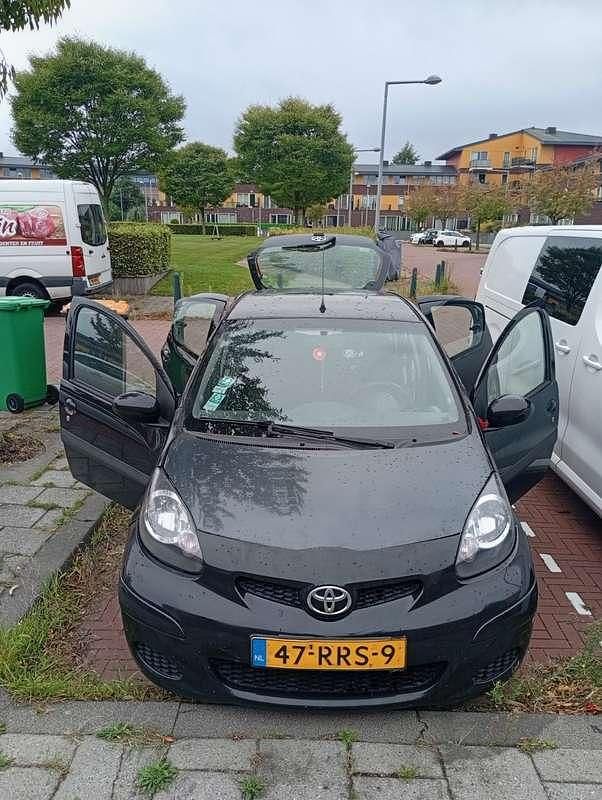 Zwart Occasion 2011 Toyota Aygo Comfort Hatchback | € 4.100 - Afbeelding 1/4