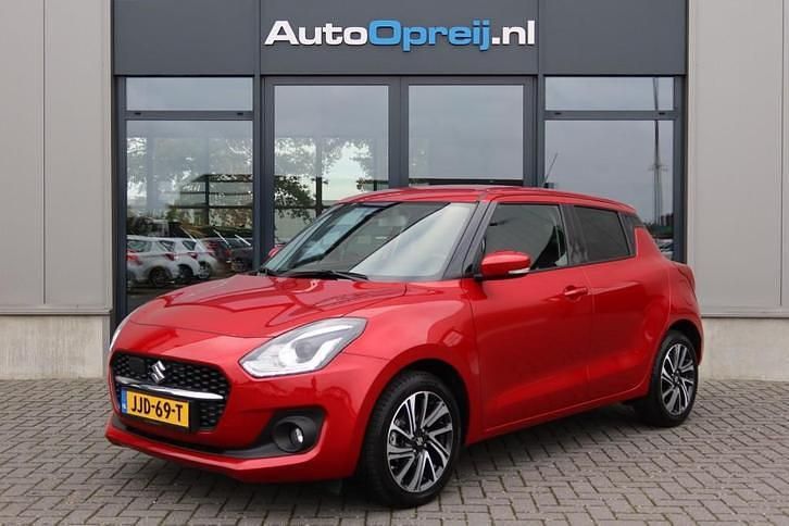 Rood Gebruikt 2021 Suzuki Swift Style Hatchback | € 16.995 (Eerlijke prijs) - Afbeelding 1/4