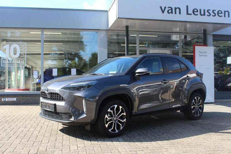 Grijs, metallic lak Gebruikt 2024 Toyota Yaris Cross Style SUV | € 29.890 (Eerlijke prijs) - Afbeelding 1/4