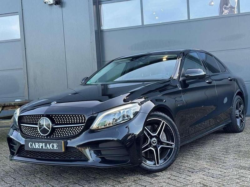 Zwart Occasion 2021 Mercedes C300e Premium Plus Sedan | € 35.750 (Eerlijke prijs) - Afbeelding 1/4