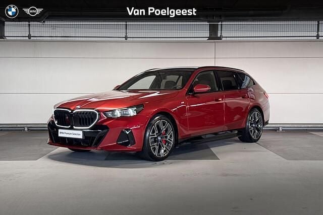 Fire rot metallic (c68) (rood metallic) Gebruikt 2025 BMW 550e Comfort Edition Stationwagen | € 88.900 (Super prijs) - Afbeelding 1/4