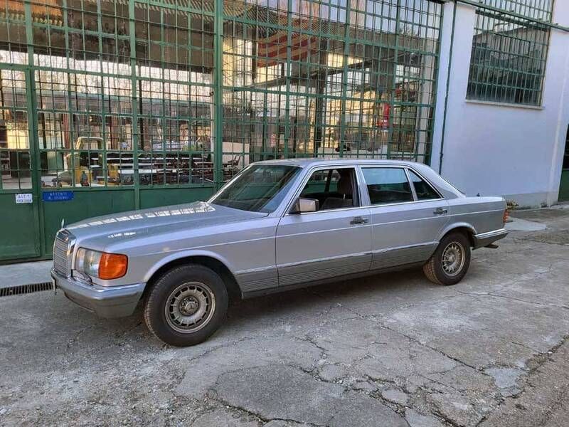 Zilver Gebruikt 1985 Mercedes 500 Sedan | € 11.000 - Afbeelding 1/4