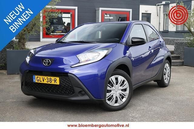 Blauw Gebruikt 2024 Toyota Aygo Play Hatchback | € 17.950 (Eerlijke prijs) - Afbeelding 1/4
