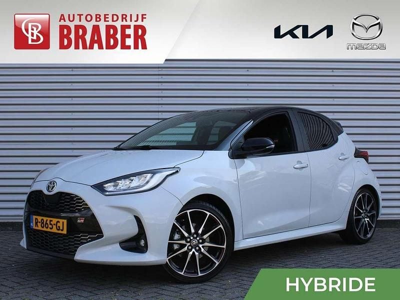 Grijs Gebruikt 2022 Toyota Yaris Hybrid Sport Hatchback | € 24.900 (Goede deal) - Afbeelding 1/4