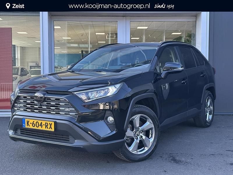 Attitude black (donker zwart) Gebruikt 2021 Toyota RAV4 Hybrid Style SUV | € 33.645 (Eerlijke prijs) - Afbeelding 1/4