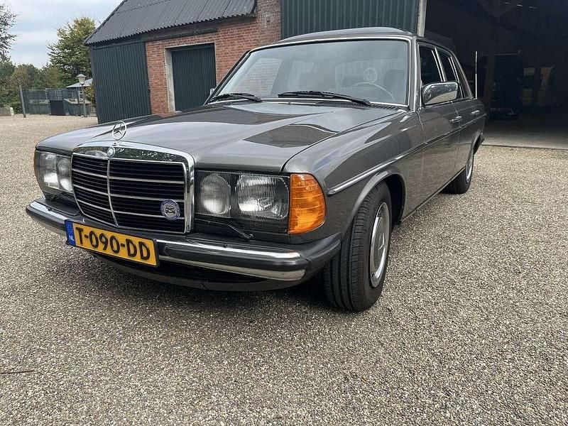 Grijs Gebruikt 1983 Mercedes E230 Sedan | € 14.950 - Afbeelding 1/4