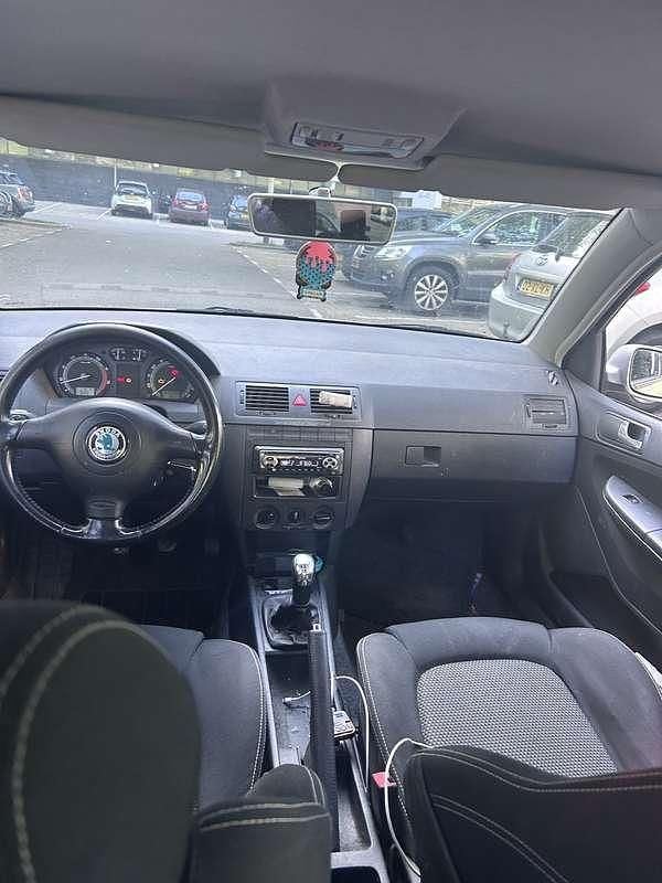 Grijs Gebruikt 2006 Skoda Fabia Elegance Sedan | € 699 (Eerlijke prijs) - Afbeelding 1/4